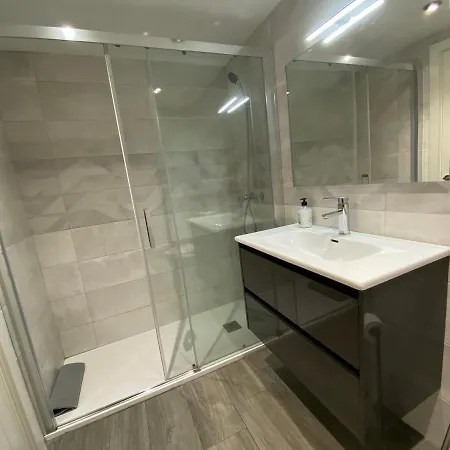 Dos Torres Frodo - Parking Privado Gratis