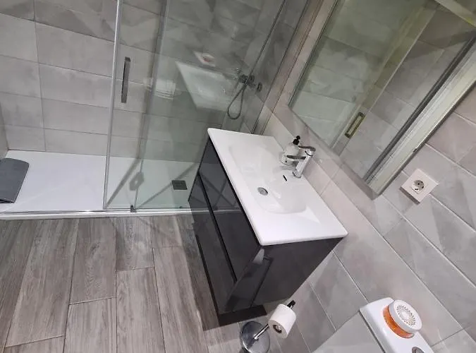 Dos Torres Frodo - Parking Privado Gratis